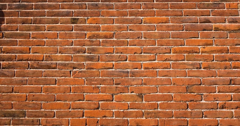 Comment peindre un mur brique style industriel dans votre salon